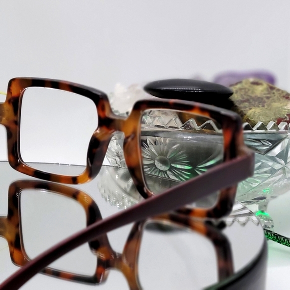 The "Studio" Square Reader - Picture 5 of 5